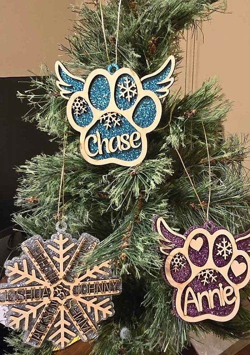 holiday_decor_on_tree_1